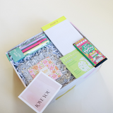 cool mom gift box, unique gifts for mom, mother's day gifts, modern mother's day gifts, confete gifts and party boxes. 
